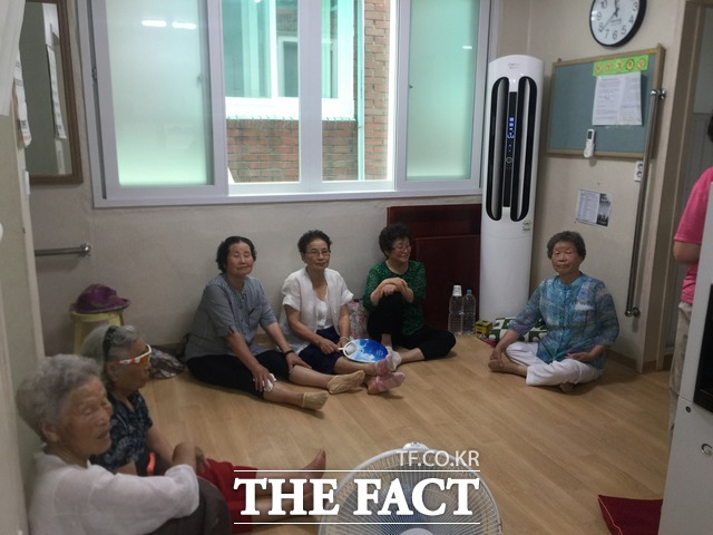 박원순 서울시장이 지난 22일 옥탑방 입주한 가운데, 주민들은 이에 대해 찬반 보다 훨씬 복잡하고 다양한 이야기를 전했다. 사진은 무더위쉼터에 모인 박 시장의 이웃주민들. /삼양동=임현경 인턴기자