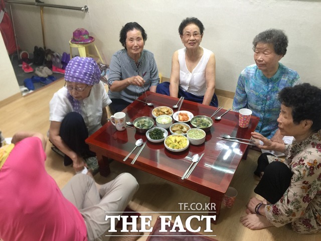 경로당에선 할머니들이 '동네 살이의 불편함'을 털어놓았다. 그들은 기자에게 