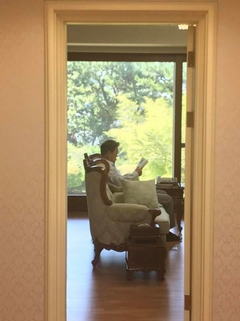 문재인 대통령이 오는 30일부터 닷새간 여름휴가에 들어간다. 사진은 지난 7월 여름휴가를 다녀온 뒤 관저에서 독서 중인 문 대통령./청와대 페이스북