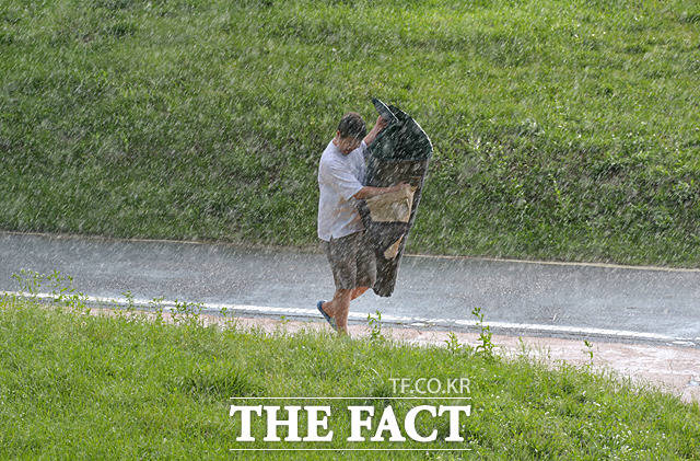 기상청에 따르면 오늘(10일) 북태평양 고기압의 영향으로 전국에 가끔 구름이 많고, 대기불안정에 의해 전국 곳곳에 강한 소나기가 내리는 날씨가 되겠다. /문병희 기자