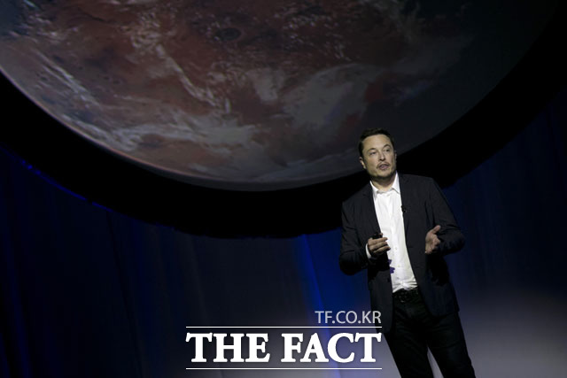 테슬라의 최고경영자(CEO)인 일론 머스크가 회사를 상장폐지하는 방안을 검토한다는 트윗을 올렸다가 투자자로부터 소송을 당했다. /뉴시스