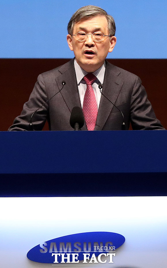 지난해 국내 재계 '연봉킹'에 올랐던 권오현 삼성전자 종합기술원 회장이 올해 상반기에만 52억 원에 가까운 보수를 받은 것으로 나타났다. /배정한 기자