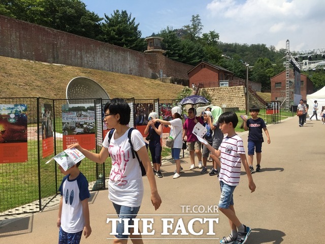 '건국절'은 특히 어린이와 청소년들에게 생소한 개념이다. 이날 서대문형무소역사관을 찾은 교사와 학부모는 함께 온 아이들에게 
