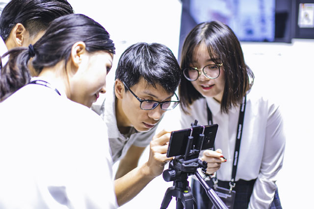 '갤럭시노트9' 중국 출시 행사의 참석자들이 '갤럭시노트9'을 체험하고 있다. /삼성전자 제공