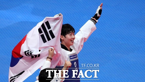 여자태권도 이다빈이 21일 인도네시아 자카르타 컨벤션센터에서 열린 2018 자카르타·팔렘방 아시안게임 태권도 겨루기 여자 67㎏초과급 결승에서 칸셀 데니스(카자흐스탄)를 꺾고 금메달을 따냈다./자카르타(인도네시아)=뉴시스