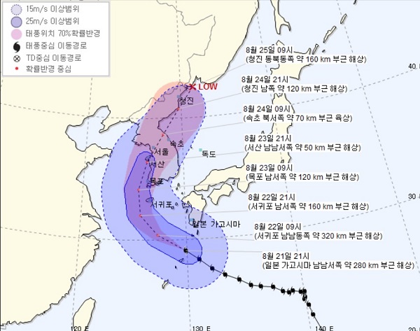 태풍 솔릭의 경로는 오늘(22일) 제주 남쪽 250㎞ 부근까지 올라오겠고 내일(23일) 밤이 되면 충남 서해안 지방에 상륙을 하겠다. 이후 수도권을 비롯한 중부 지방을 관통해 동해로 진출할 것으로 보인다. /기상청 홈페이지 캡처