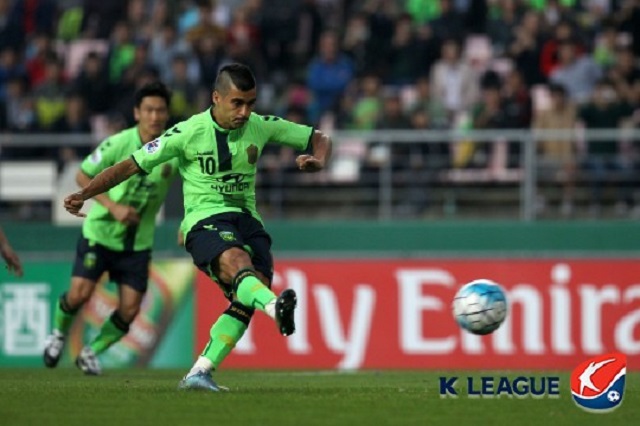  케이토토가 오는 25일(토)부터 27일(월)까지 벌어지는 국내프로축구 K리그1 6경기와 잉글랜드 프로축구(EPL) 8경기 등 총 14경기를 대상으로 한 축구토토 승무패 24회차에서 국내축구팬들은 울버햄턴(홈)-맨체스터시티(원정)전에서 맨체스터시티의 압도적인 승리를 예상했다. 사진은 전북 현대 경기 장면. / 한국프로축구연맹 제공