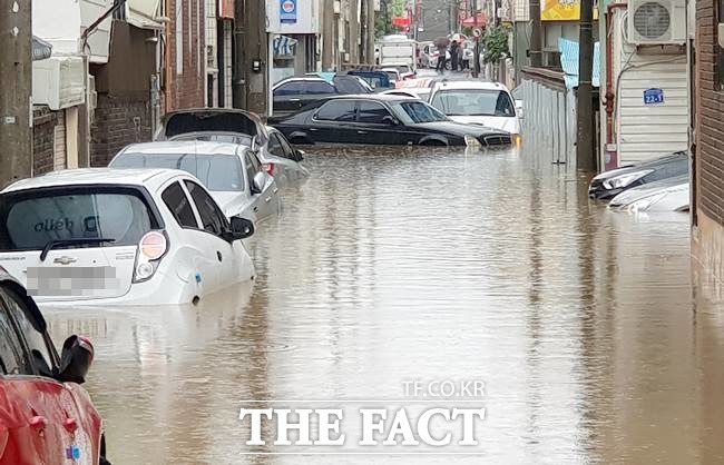 광주 침수. 기상청은 갑작스럽게 내리는 많은 비로 광주 일부지역은 침수가 됐고, 경남하동 지역은 시간당 최대 38mm의 비가 내려 시설물 관리에 각별한 유의가 필요하다고 말했다. /광주=뉴시스
