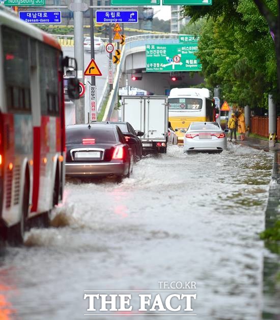 광주 침수 상황. 폭우 특보가 내려진 27일 오후 광주 남구 백운동 백운고가도로 인근에서 차량이 침수된 도로를 질주하고 있다. /광주=뉴시스
