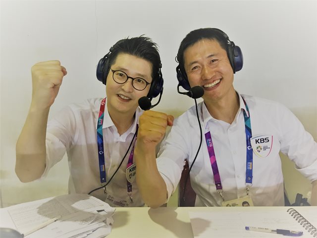 KBS는 2018 아시안게임 남자 축구 8강전 대한민국-우즈베키스탄 경기 생중계에서 이재후 아나운서와 이영표 해설위원(오른쪽)을 중계진으로 세웠다. /KBS 제공
