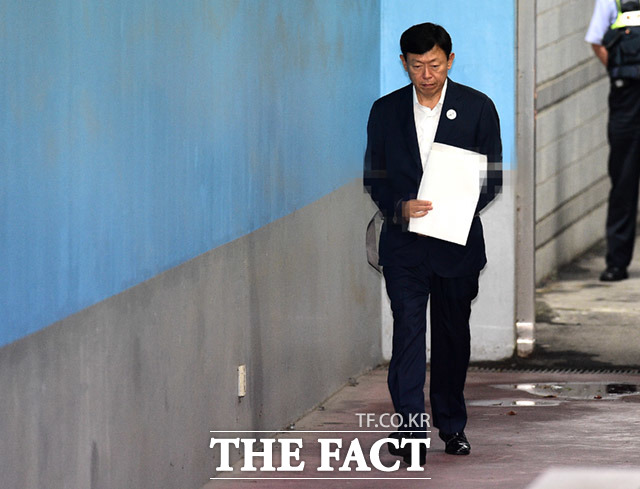 박근혜 전 대통령 측에 뇌물을 제공한 혐의 등으로 구속 수감된 신동빈 롯데그룹 회장이 29일 오후 서울 서초구 서울고등법원에서 열린 항소심 결심공판에 출석하기 위해 법원으로 들어서고 있다. /임세준 기자