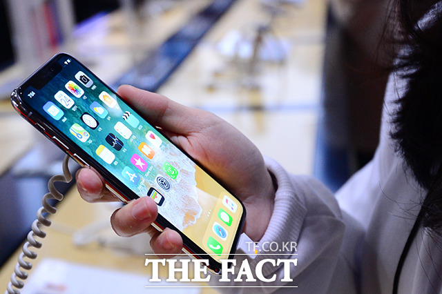 블룸버그 통신 등 외신에 따르면 애플은 화면 크기가 다른 3종의 신규 '아이폰'을 내놓을 계획이다. 사진은 지난해 하반기 출시된 '아이폰X'. /더팩트 DB