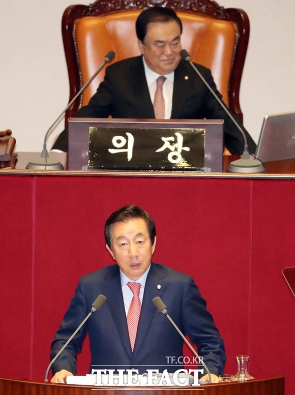 5일 오전 서울 영등포구 여의도 국회에서 김성태 자유한국당 원내대표가 교섭단체대표연설에 나선 가운데 김 원내대표의 문희상 국회의장 저격 발언에 여야 간에 고성이 오갔다. /뉴시스