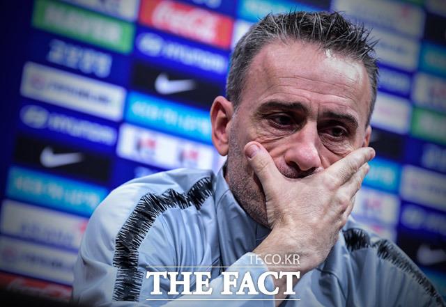 한국-코스타리카 맞대결. 벤투 감독이 파주 국가대표트레이닝센터에서 취재진과 인터뷰 중에 생각에 잠겨 있다. 벤투 감독은 7일 한국-코스타리카 경기로 데뷔전을 치른다. /파주=임세준 기자