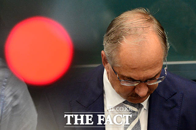 슈틸리케 감독은 데뷔전에서 파라과이를 꺾으며 쾌조의 출발을 보였지만 2018 러시아 월드컵 아시아 최종예선에서 부진하며 경질됐다. /남용희 기자