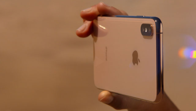 숱한 지적에도 두꺼운 충성 고객을 확보하고 있는 '아이폰'이 흥행에 성공할 것이라는 의견도 나온다. /애플 영상 캡처