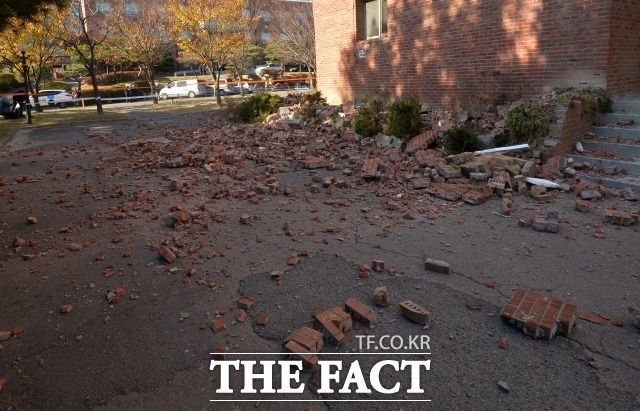 포항 지진. 포항에서 또 지진이 발생했다. 지난해 11월 진도 5.4 지진으로 경북 포항시 한동대학교 느헤미야홀 건물 외벽이 떨어진 모습. /더팩트 DB