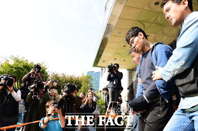 강서구 PC방 살인사건 피의자 김성수가 22일 오전 서울 양천구 양천경찰서를 나서 공주 치료감호소로 이송되고 있다. / 임세준 기자 