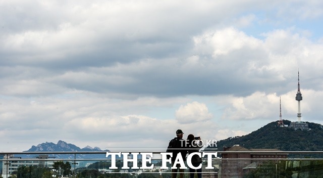 전국이 대체로 맑겠으나 일교차가 10도 이상 벌어지는 곳이 많으므로, 건강관리에 신경을 써야 한다. /더팩트 DB