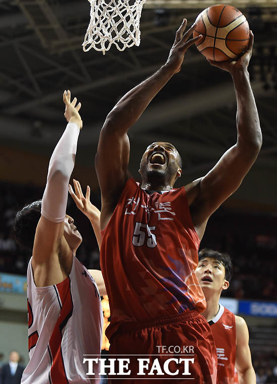  새 시즌을 맞은 국내 프로농구를 대상으로 발매 중인 농구토토 게임에서 ‘안방 호랑이’ 모비스와 전자랜드가 최고의 적중 기대주로 떠오르고 있다./더팩트DB