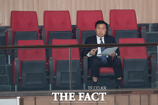 반면, 보수 야당인 자유한국당과 바른미래당은 예상과는 크게 벗어나지 않은 논평을 냈다. 현 경제 상황을 집중적으로 언급하며 정부의 방향전환을 촉구했다. 손학규 바른미래당 대표가 문재인 대통령의 2018년도 예산안 시정연설을 지켜보고 있다. /국회사진취재단