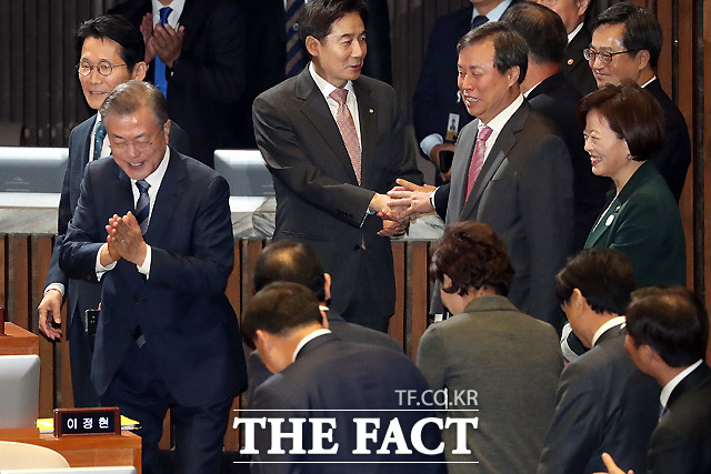 반면, 보수 야당인 자유한국당과 바른미래당은 예상과는 크게 벗어나지 않은 논평을 냈다. 현 경제 상황을 집중적으로 언급하며 정부의 방향전환을 촉구했다. 문재인 대통령이 2019년도 예산안에 대한 시정연설을 마친 뒤 국무위원들과 인사하고 있다. /국회사진취재단