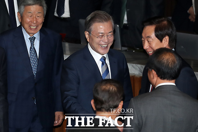 1일 문재인 대통령의 국회 2019년 예산안 관련 시정연설에 대해 여·야의 반응은 엇갈렸다. 문재인 대통령이 내년도 예산안에 대한 시정연설을 마친 뒤 과 김성태 자유한국당 원내대표와 인사를 나누고 있다. /국회사진취재단