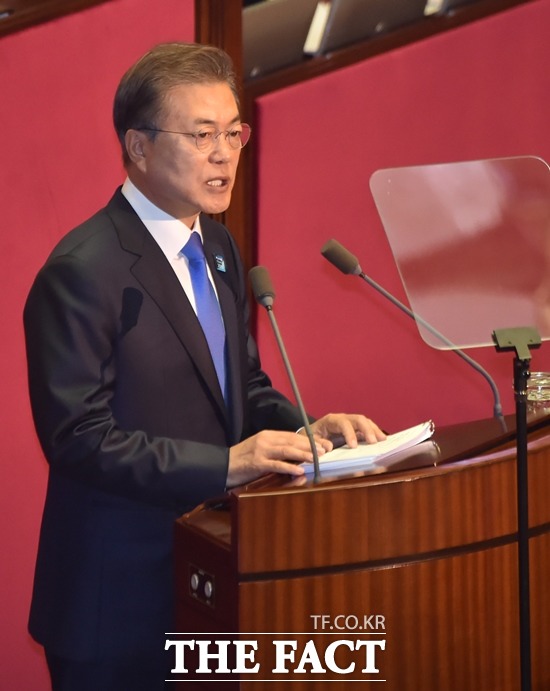 문재인 대통령이 1일 오전 국회에서 내년도 예산안에 대한 시정연설을 한다.    /국회=이새롬 기자