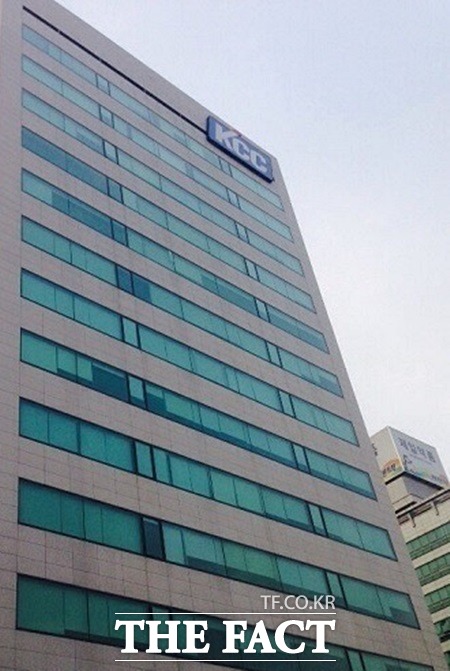 6일 한화투자증권은 내년 아파트 입주 물량 감소로 KCC의 매출 역성장이 불가피하다고 전망해 목표주가를 33만 원으로 하향 조정했다. /더팩트 DB