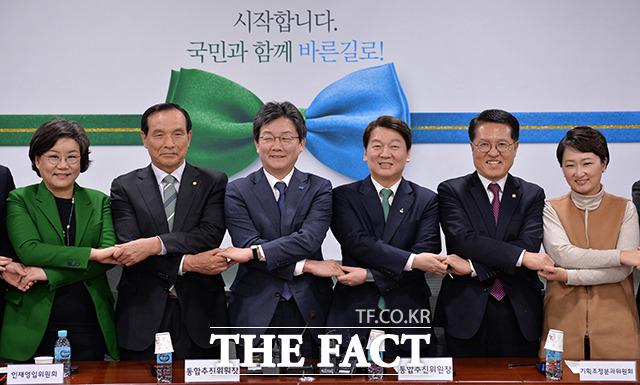 바른미래당은 지난 2월 국민의당과 바른정당의 통합으로 탄생한지 9개월째 되고 있지만 '바미했다'라는 신조어까지 생기면서 당내 의견수렴에 어려움을 겪고 있다. 국민의당-바른정당 통합추진위원회 회의 당시 유승민, 안철수 전 대표와 소속 의원들의 모습. /문병희 기자