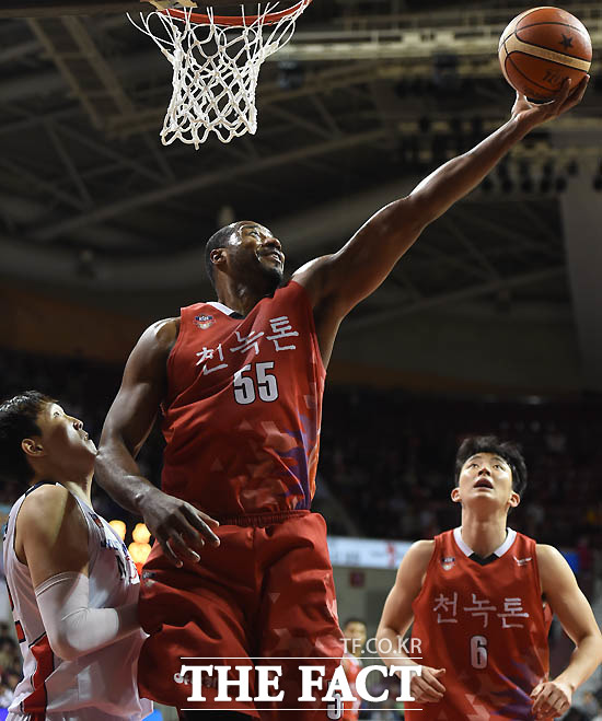  케이토토가 오는 10일(토)부터 11일(일)까지 벌어지는 미국프로농구(NBA) 8경기와 국내남자프로농구(KBL) 6경기 등 총 14경기를 대상으로 한 농구토토 승5패 17회차 투표율을 중간 집계한 결과, 골든스테이트가 82.42%로 이번 회차에서 가장 많은 표를 획득한 것으로 나타났다./더팩트DB