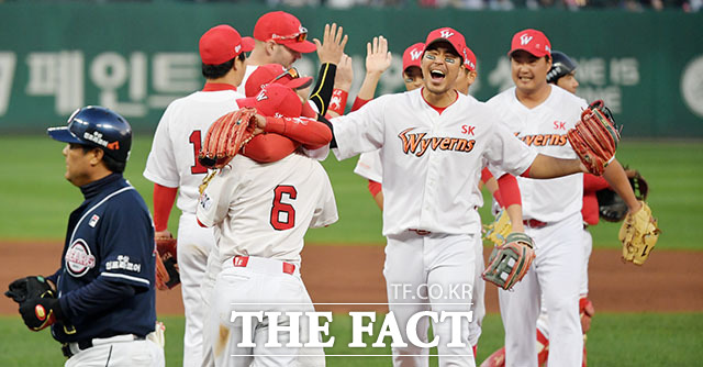  '2018 신한은행 마이카 KBO 한국시리즈 5차전' 두산 베어스-SK 와이번스의 경기가 끝난 뒤 양 팀 선수들의 희비가 엇갈리고 있다./인천=이덕인 기자