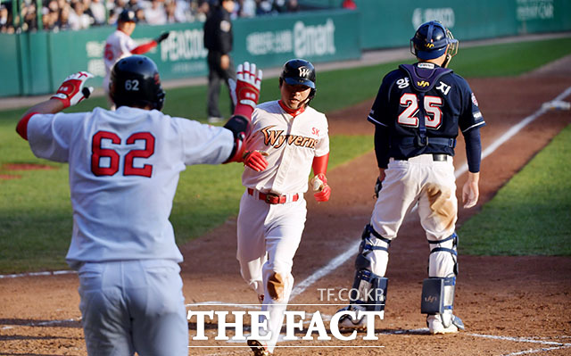 SK 김성현이 10일 인천 SK행복드림구장에서 벌어진 한국시리즈 5차전 7회말 김강민의 희생플라이로 홈을 밟고 있다./인천=이덕인 기자
