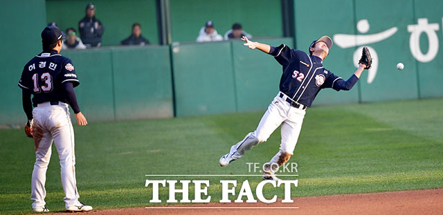  '2018 신한은행 마이카 KBO 한국시리즈 5차전' 에서 두산 유격수 김재호가 8회말 최정의 평범한 타구를 놓치고 있다. 최정은 이 실수를 놓치지 않고 2루까지 진루, 4-1 역전승의 발판을 마련했다./인천=이덕인 기자