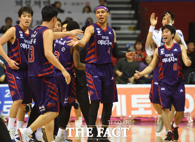  오는 15일(목) 오후 7시 30분에 잠실실내체육관에서 열리는 2018-19시즌 남자프로농구(KBL) 서울삼성-고양오리온전을 대상으로 한 농구토토 매치 48회차 투표율을 중간집계한 결과, 전체 참가자의 46.96%가 원정팀 고양오리온의 우세를 예상했다./더팩트DB