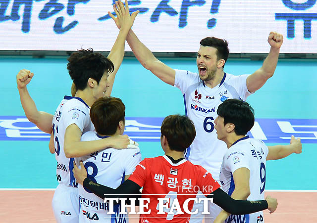  오는 16일(금) 천안유관순체육관에서 열리는 2018-19시즌 V리그 남자부 현대캐피탈-대한항공전을 대상으로 한 배구토토 매치 38회차 투표율 중간집계 결과, 참가자들은 원정팀 대한항공의 우세를 예상하는 것으로 나타났다. /더팩트DB