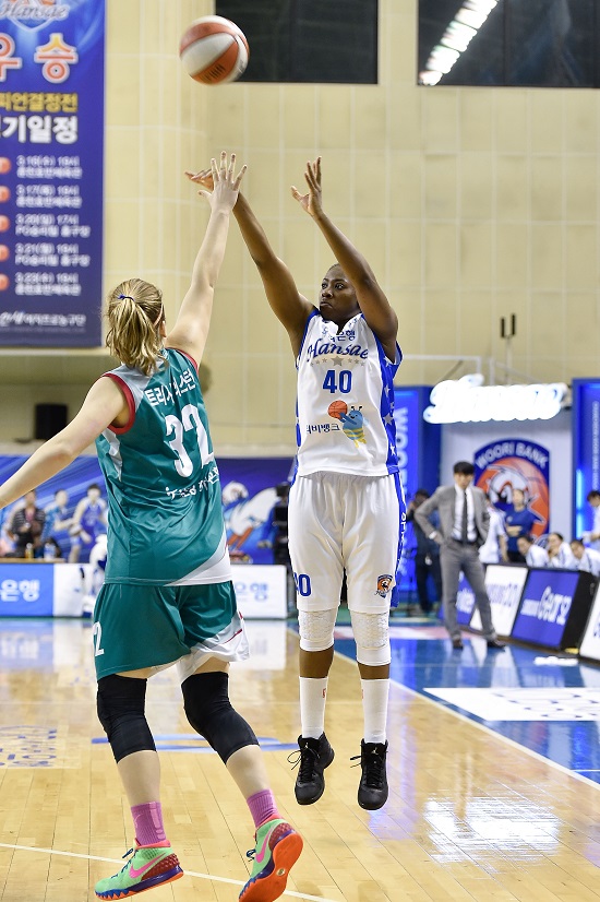  국내 농구팬들은 16일(금)에 열리는 2018-19시즌 국내여자프로농구(WKBL) 우리은행-KB스타즈전에서 홈팀인 우리은행의 우세를 예상했다. / WKBL 제공