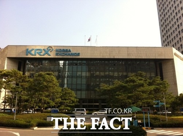 15일 한국거래소와 한국상장회사협의회에 따르면 올해 1~3분기 코스피 상장사들의 외형 성장세는 이어졌지만 삼성전자와 SK하이닉스를 제외하면 크게 감소했다. /더팩트 DB