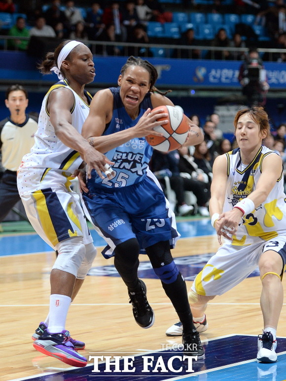  국내 농구팬들은 21일(수) 열리는 2018-19시즌 국내여자프로농구(WKBL) 신한은행-KEB하나은행전에서 홈팀인 신한은행의 우세를 예상했다./더팩트DB