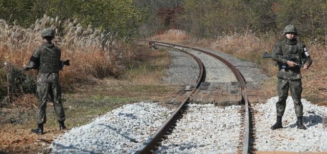 남북 철도 연결을 위한 공동조사가 미국 독자 제재에서 예외 인정을 받았다. 25일 오전 경기도 파주 도라산역에서 이어진 경의선 철도가 지나는 남방한계선 통문 철길 주변으로 군인들이 경계근무를 서고 있다. /국회사진취재단
