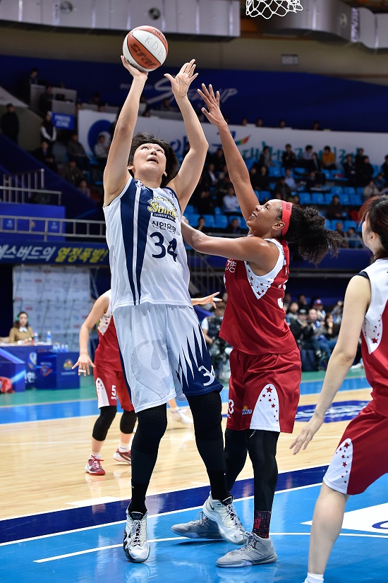  국내 농구팬들은 30일(금) 열리는 2018-19시즌 국내여자프로농구(WKBL) 신한은행-OK저축은행전에서 홈팀인 신한은행의 우세를 예상했다./ WKBL 제공