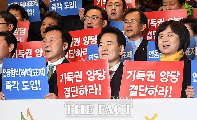 야3당을 배제하고 내년도 예산안이 국회 본회의에서 통과되자 예산안과 연계해 선거제도 개편을 강력 요구해 온 야3당은 거세게 반발하고 있다. /문병희 기자