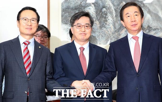 더불어민주당 홍영표 원내대표와 자유한국당 김성태 원내대표가 6일 오후 내년도 예산안 처리에 전격 합의했다. 김동연 경제부총리 겸 기획재정부장관과 함께 합의 결과를 발표하고 손을 맞잡고 있는 두 원내대표. /뉴시스