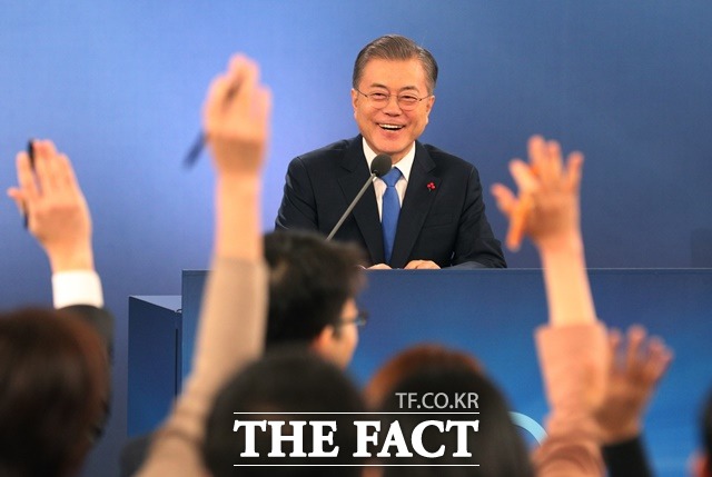 문재인 대통령이 10일 청와대 영빈관에서 신년 기자회견을 열고 기자들과 질의응답을 진행하고 있다. /청와대 제공