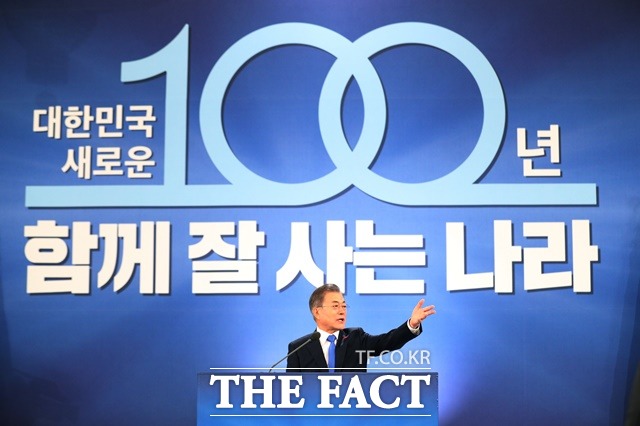 올해는 '함께 잘 사는 나라'가 될 수 있을까. 문재인 대통령이 10일 청와대 영빈관에서 신년 기자회견을 열고 지난 한 해 성과와 올해 국정운영 구상을 밝힌 가운데 여야의 평가는 5당 3색 엇갈린 평가가 나왔다. /청와대 제공