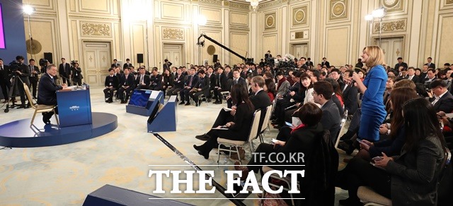 문재인 대통령이 10일 청와대 영빈관에서 열린 신년 기자회견을 진행했다. 사진은 이날 기자회견에서 문 대통령이 외신기자의 질문을 받고 있는 모습. /청와대 제공