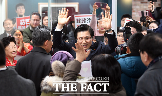 황교안 전 국무총리가 29일 오전 서울 영등포구 자유한국당사에서 기자회견을 열고 당대표 출마 선언을 하고 있다. /이새롬 기자