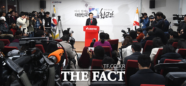 황교안 전 국무총리가 29일 오전 서울 영등포구 자유한국당사에서 기자회견을 열고 당대표 출마 선언을 하고 있다. /이새롬 기자