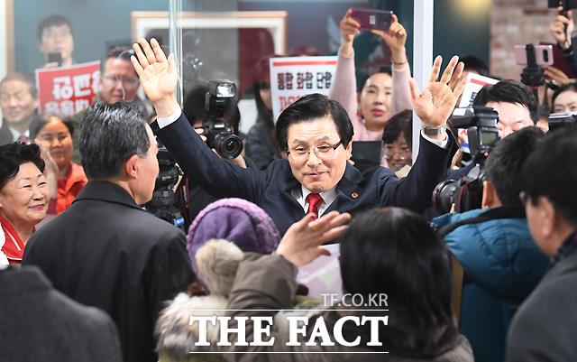 황교안 전 국무총리가 29일 오전 서울 영등포구 자유한국당사에서 당 대표 출마 기자회견을 마친 뒤 지지자들과 인사를 나누고 있다. /영등포=이새롬 기자