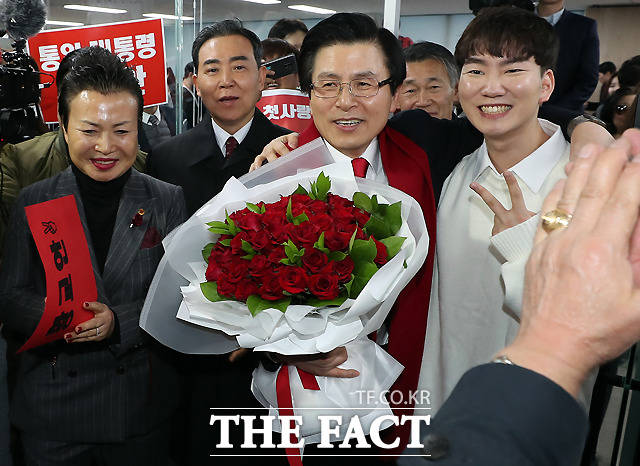 황교안 전 국무총리가 29일 오전 서울 영등포구 자유한국당사에서 기자회견을 열고 당대표 출마 선언을 하고 있다. /이새롬 기자